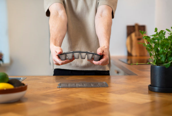 Zyliss Classic Ice Cube Tray in-use image 11.