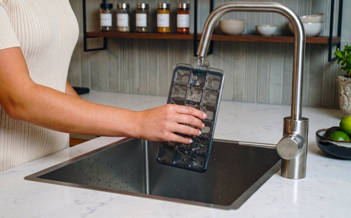Zyliss Classic Ice Cube Tray in-use image 19.