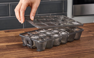 Zyliss Classic Ice Cube Tray in-use image 21.