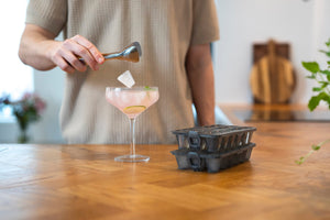 Zyliss Classic Ice Cube Tray in-use image 16.