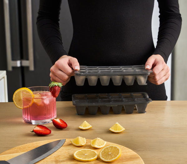 Zyliss Classic Ice Cube Tray in-use image 18.