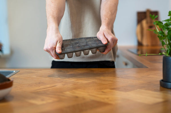 Zyliss Classic Ice Cube Tray in-use image 9.